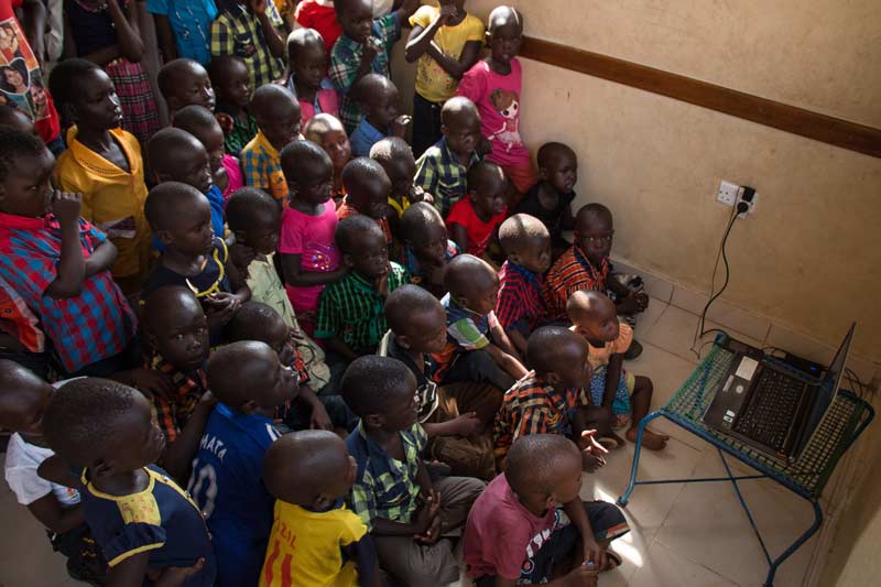 Enfants regardant quelque chose sur un ordinateur portable