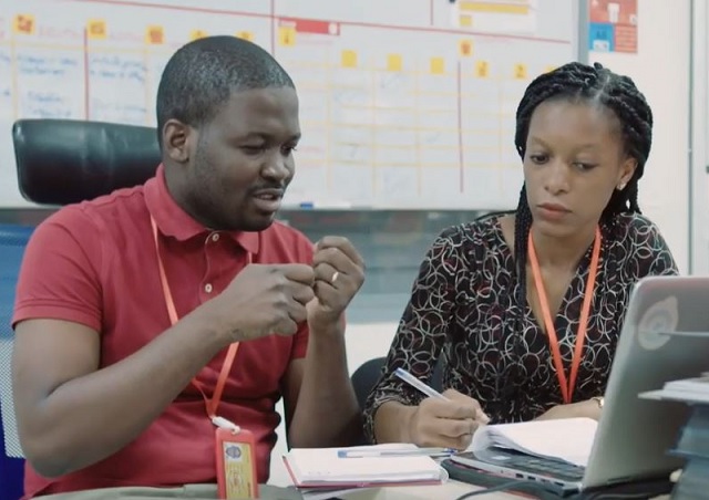 Léonie et une collègue chez DHL