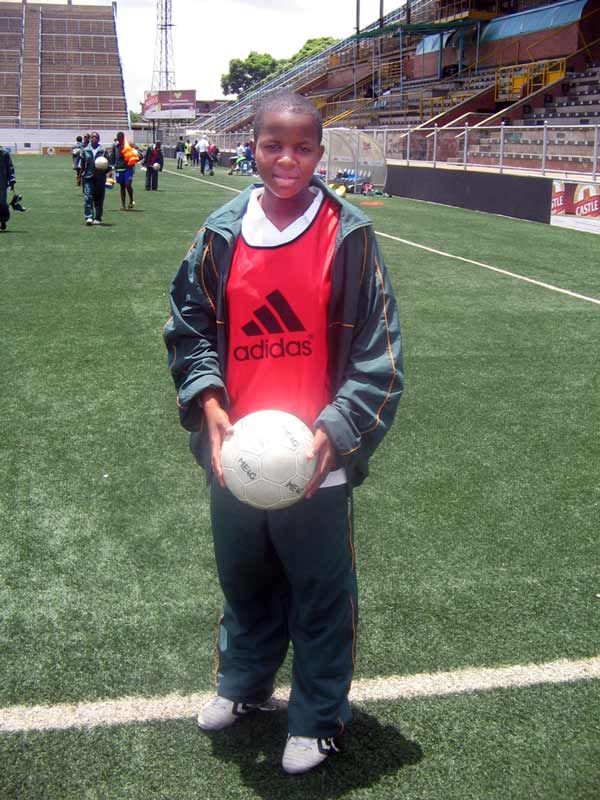 Mavis Chirandu au camp d'entraînement de football.