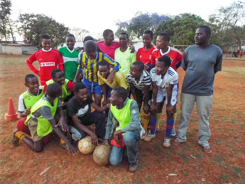 Photo de groupe de l'équipe de football SOS. CV Bindura, Zimbabwe.