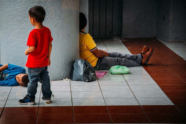 Enfants migrants attendant à Tijuana.