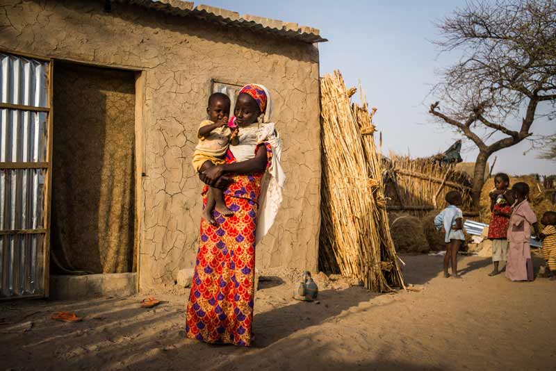 Mère tenant un enfant à Diffa, Niger