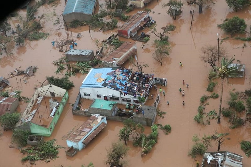 Abri sur le toit des eaux de crue du cyclone Idai