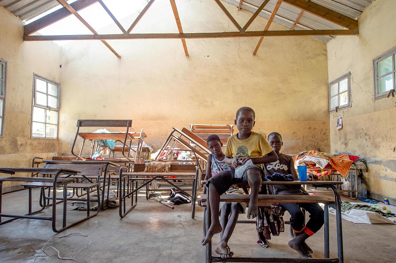 Abri pour enfants dans une école endommagée