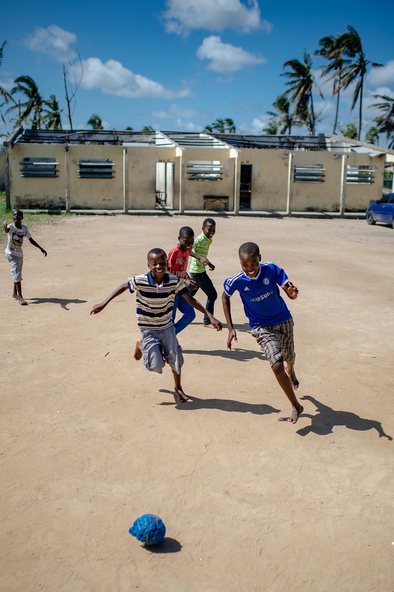 Enfants jouant au football