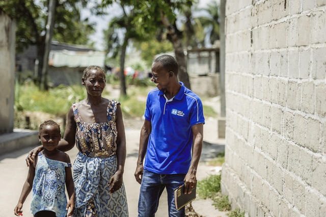 Maria et sa fille avec un travailleur SOS.