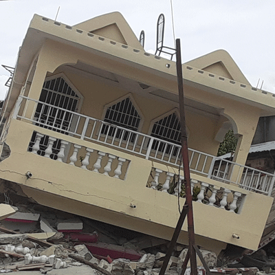 haiti_les-cayes_2021-séisme_damaged-home