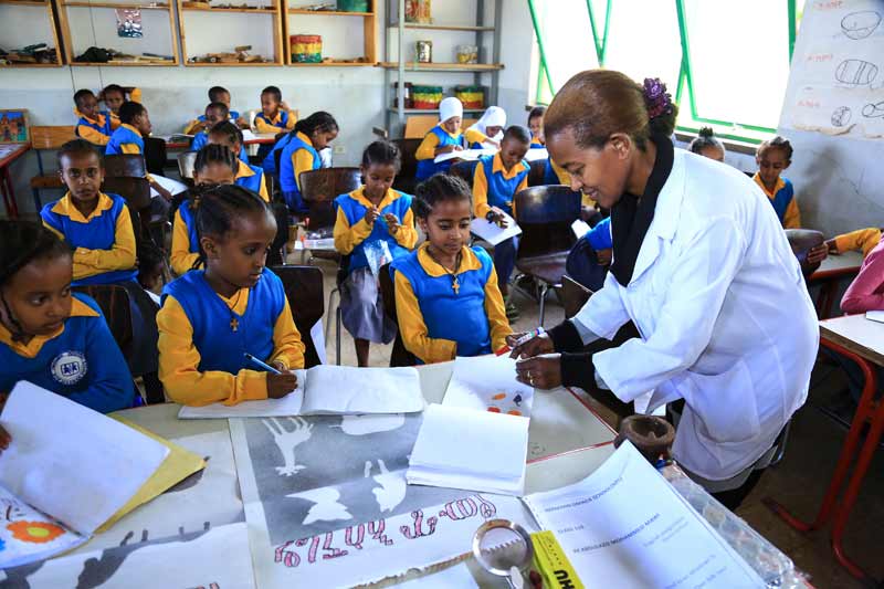 Cours d'art pour enfants à Harar, Éthiopie