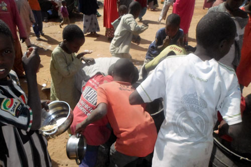 Children in Niger scrambling for food