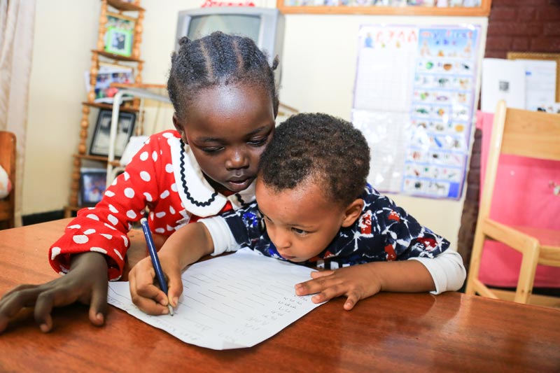 Enfants faisant leurs devoirs