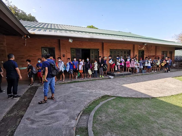 Les enfants du village d'enfants SOS de Lipa se préparent à évacuer.