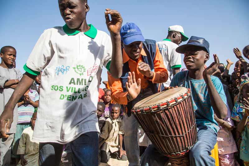 Enfants jouant sur un tambour et dansant - Diffa, Niger