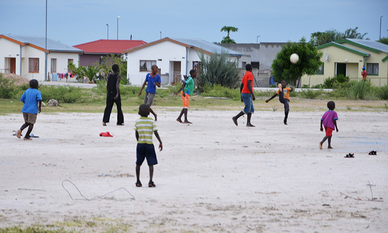 Enfants jouant au football en Namibie