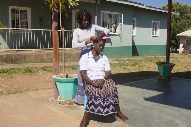 Rabia braiding her SOS mothers hair.