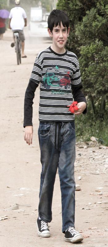 Leonardo walking to the SOS Community Centre in Vargem Grande