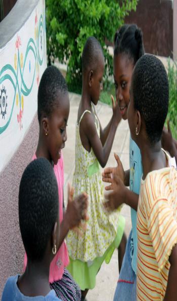 Effie jouant avec ses camarades de classe à Tamale, Ghana