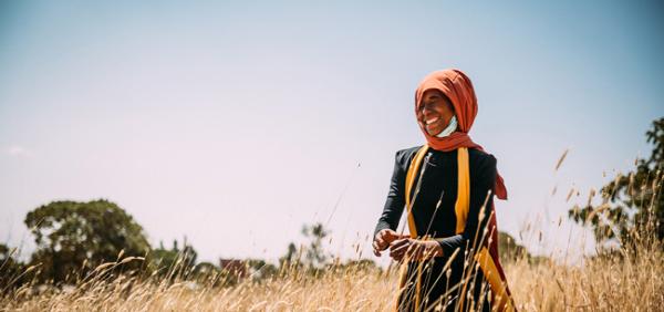 Femme éthiopienne dans le champ de blé