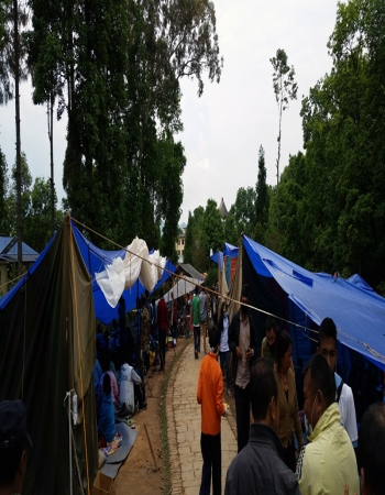 Des survivants du tremblement de terre au Népal dans un camp de tentes