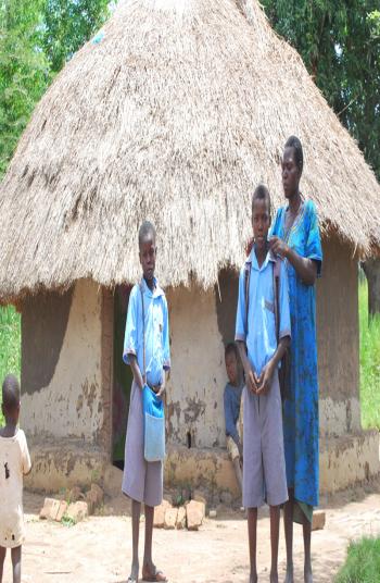 Timothy fait réparer son col d'uniforme scolaire par sa tante à Gulu, en Ouganda