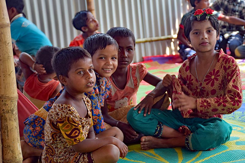 Enfants rohingyas dans un espace ami des enfants SOS