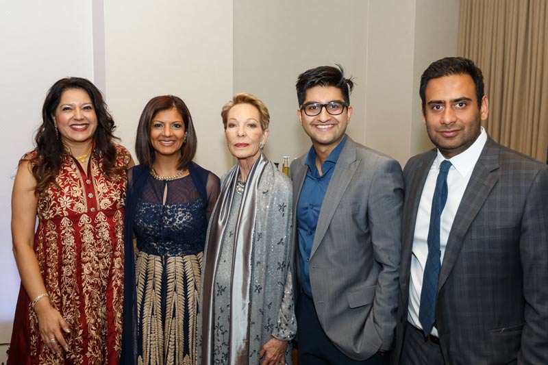 La princesse Salimah avec les membres du comité au gala Beyond All Limits à Calgary