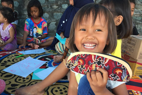 Jeune fille souriante à SOS Child Friendly Space en Indonésie