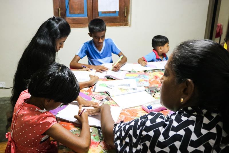 Une famille SOS fait ses devoirs au Sri Lanka