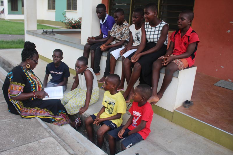 Famille SOS lisant ensemble au Ghana