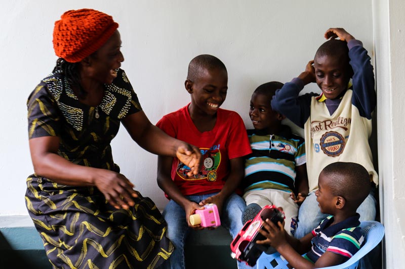 Une mère SOS et ses enfants rient au Nigeria