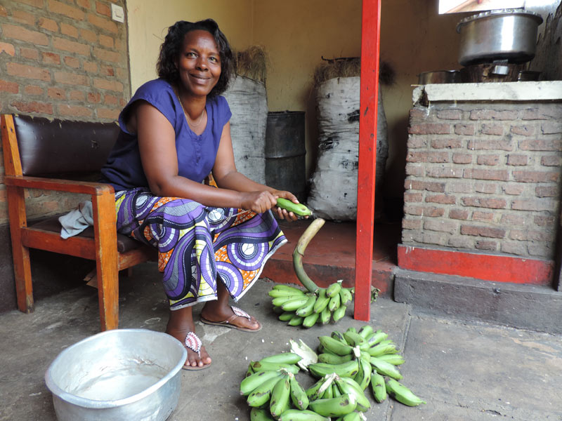 Mère SOS préparant des bananes pour l'agatoke