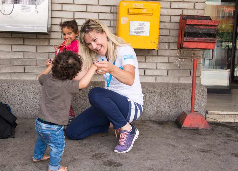 Collaborateur SOS avec un enfant près du carrefour de Kelebija. Source : M. Marko Mägi