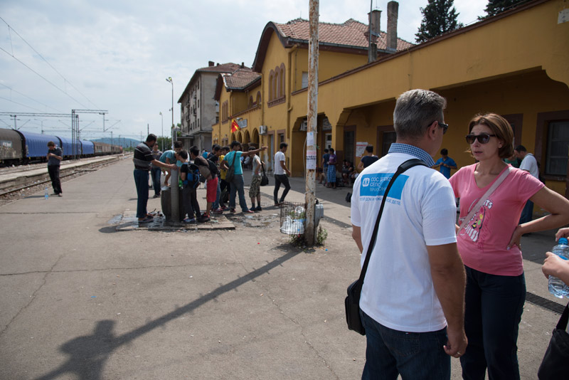 Travailleur SOS parlant avec des réfugiés en Macédoine