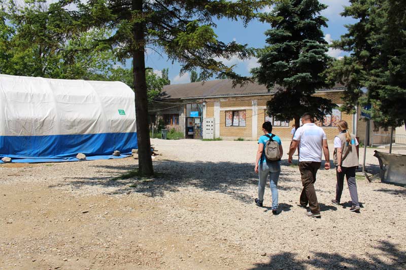 SOS co-workers on their way to the building in the reception centre that hosts the SOS ICT Corner, the classroom and other pedagogical rooms.