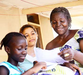 Les enfants parrainés reçoivent des lettres