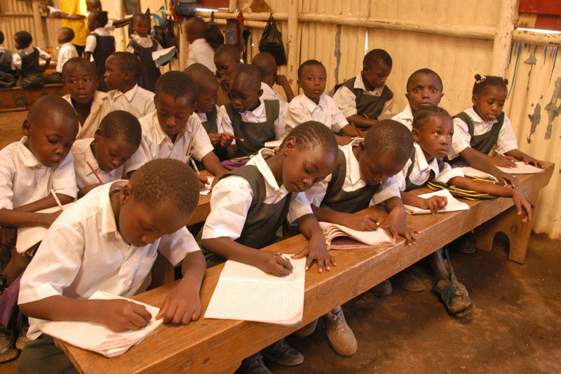 Étudiants écrivant en classe à Nairobi, Kenya