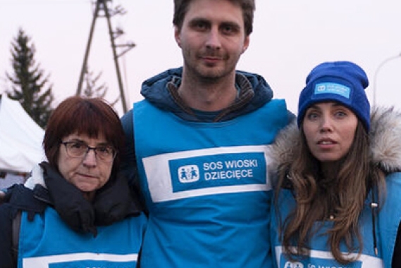 Le personnel d'urgence ukrainien sur le terrain aide les enfants