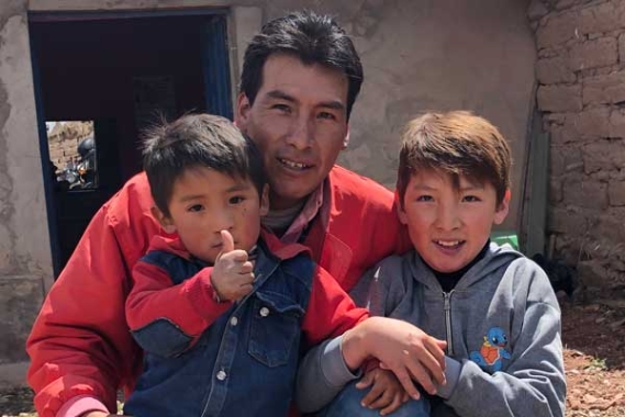 A father in Peru gets support to care for his young children