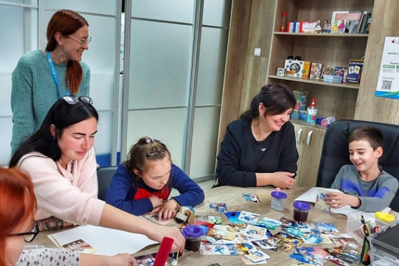 Mother-and-children---art-therapy_600