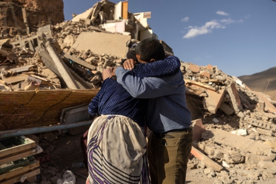 Maroc-tremblement de terre_couple-embracing_600