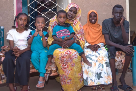SOS Mère Yousra et les cinq enfants dont elle a la garde