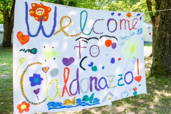 Bannière de bienvenue faite à la main au Camp Caldonazzo.