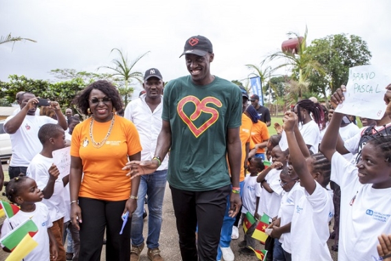 Pascal Siakam en visite au village d'enfants SOS de Douala.