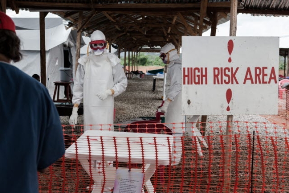Médecin dans un centre de traitement Ebola à haut risque