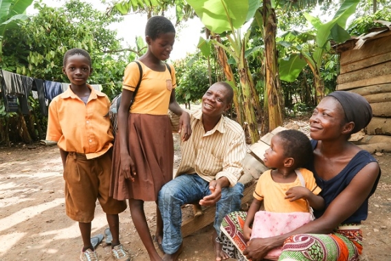 Awini, Christie* et la famille passent du temps ensemble