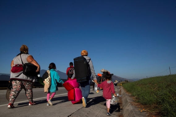 Une famille migrante marchant au Mexique.