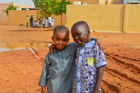 Deux garçons SOS posant au Soudan.