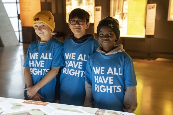 Enfants au Musée des droits de la personne à Winnipeg.