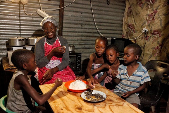 Mère et enfants faisant partie du programme de renforcement de la famille à Ondangwa, Namibie