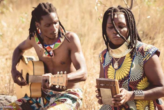 Ncube britannique et sa femme. Les deux sont le duo musical de Stango et Nongoma.