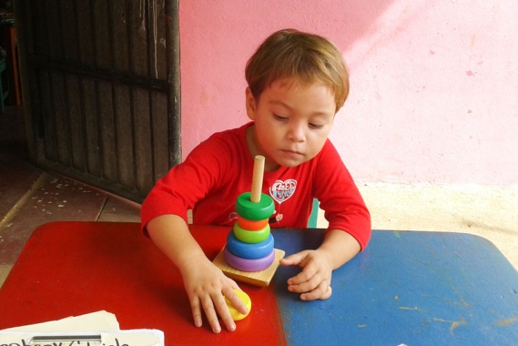 Enfant jouant dans le village SOS de Leon, Nicaragua